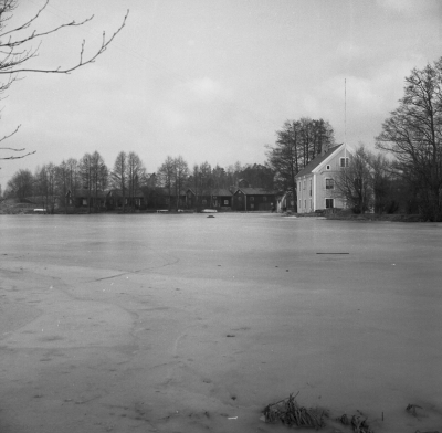 Storebro
Smedstugorna, här bodde smederna Hamrin, Tolv och Karlsson i början av 1900 - talet. Till höger gula huset

Dok.110516/KG