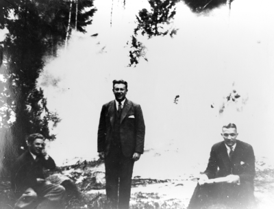 Från vänster  1. Knut Orrhammar, vaktmästare  2. Valter Stockius, kontorist  3. Nils Perfekt ( utställningskommisarie ).  