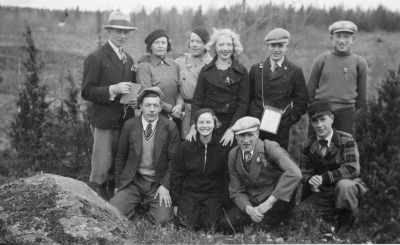 Stående från vänster: 1. Karl Näsvall, portier 2. Fru  Näsvall 3. Fru Maja Fransson, född Hansson 4. Maj Olsson 5. Larsson 6) Yngve Dahlman. Sittande från vänster: 1. Putte Sjökvist, bryggarbetare. 2. Fru Magnusson 3. Curt Larsson, snickare  4. Ebbe Bäckström, polis.  