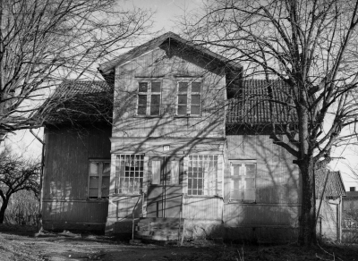 Drottninggatan 30 beboddes av en familj Lindberg med tre systrar som hade cafe på Sevedegatan. Nuvarande ägare: Vimmerby stad. Huset byggdes av Predikant Gustavi.  (Granen) 