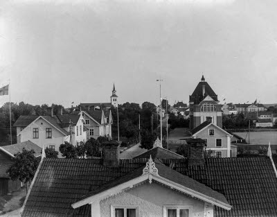 Drottninggatan. Huset i förgrunden är Snippen där Skomakare Einar Karlsson hade sin verksamhet. Huset till höger är Netsholm, andra huset till vänster är Villevi. Stora byggnaden i bakgrunden är Samrealskolan.               