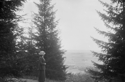 Dam stående vid utsiktsplats.