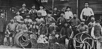 Personalen vid Storebro år ? Gåva från GUNNAR NORMAN Södra Vi 1981 Tel 0492/20372  / Karl Nyström var Gunnars morfar 1 Verkm. Ivar Nilsson 2 Karl Nyström 3 Johan Nyström - Georg Nyströms far 4 Nyström 5 Frans Oskar Tolf klensmed 1840-1913 6 Karl Johan Hamrin mästersmed 1840-1926 7 Otto Nyström 8 Emil Andersson 9 Göran slöjdare 10 Gustav Wredberg 11  12 Rudolf Trogen 13 Oskar Liljeblad 14 Otto Wredberg bror till Gusav Wr. 15 Karl Hellberg 16 Tolf gjutare 17 Wredberg 18 Sven-Erik Åberg död 1907, 57 år 19 Sigfrid 20  21 Edvin Stiberg 22 Hugo Nyström 23 Edvin Wredberg son till Gustav Wredberg 24 Ivar Wredberg som äldre söndagsskollärare 1893 - 94   Kortet taget  omkr. 1894.   T.E.