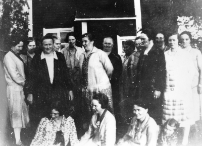 Hantverksföreningen (symöte) vid Rosenberg.   
1. Kerstin Nyberg  2. Ellen Borgstrand  3. Amanda Andersson  4. Hulda Vesterberg  5. Tyra Alexanderson 6. Agnes Wenström  7. Fru Ringholm  8. Anna Johansson  9. Gerda Grönkvist  12. Julia Hallberg  
14. Nanna Malmberg  15. Fru Fransson  17. Anna Stockius.       