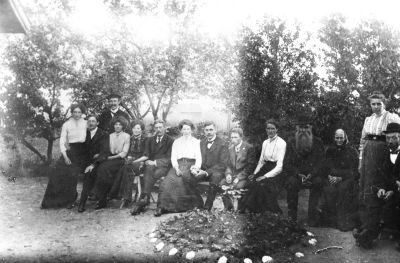 Familjen  Myrén  Från vänster  1. Myrén 3. Falk, stående  5. Maria Anderson, Nygård 8, Myrén  9. Sixten Risberg, skräddare hos Dervingers  10. Emma Myrén  11. Fadern Myrén  12. modern Myrén.  