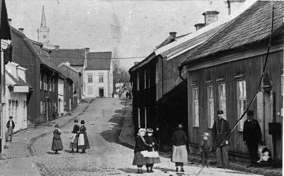 Waerns Café öppnades 1921 i Frälsningsarméns hus.  H.W.Anderssons mössmakeri, Storgatan 23.   T.E.
I Grankvistgården fanns då stadens siste tenngjutare Zilof (Silow), hans affärsskylt syns på bilden i form av 5 tenntallrikar
