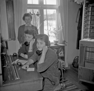 Telefonstation i Frödinge
längst till höger Inger Jonsson Falk

Dok.111103/KG