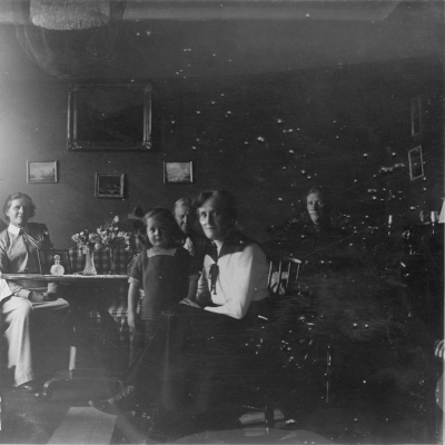 Greta Gröndahl med "Mamma Anna" Tisell  Göta Tisell.        