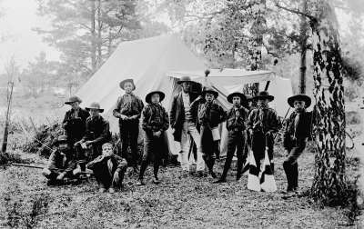 Scouterna 1911.  
1 Helge Nestor, bankkamrer 2 Arne Sköldborg Bilförsäljare 3 Jarl Prom Notarie 4 Torsten Olsson ? 5 Einar Stenklint, bankkamrer, scoutkårch. i Kalmar ? 6 Valter Karlé, död som teologi stud i Uppsala 7 Gustaf Johansson Polis, disponent, taxeringsordf. 8 Bertil Nyberg Tandläkare 9 Ernst Breitholtz 10 Erik Gustavii 11 Janne Nilsson 12 Robert Vallin, Tuna, Bankkassör i Gamleby ( "Robbe Lök" )    T.E.