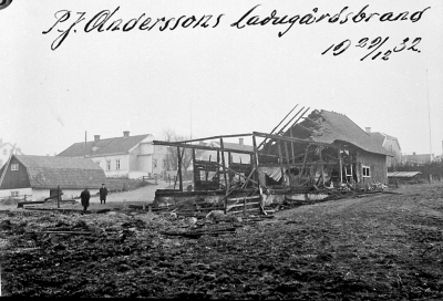 P.J. Anderssons ladugårdsbrand 29/12 1932.


Lundgatan / Rönnbärsgatan