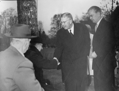 Utanför sjukstugans långtidsvård Kung Gustav VI Adolf och Lars V. Lindén.            