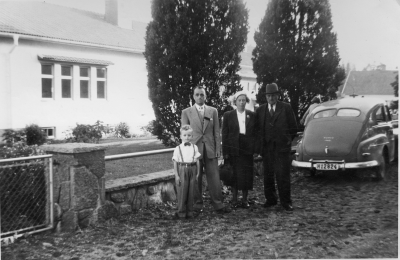 Mårten Linden, född 1910 i Kättilstad i Östergötland (Fadern hade lanthandel i Falla, Vimmerby och kallades "Puke").  Olga och Konstan Larsson i Slättfall, Vimmerby.  