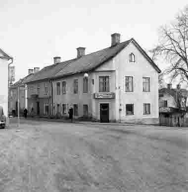 Storgatan
- Färg Tekniska Magasinet -

Dok.110330/KG

1957 Axel Fast ägde hörnhuset på Ö. Tullportsgatan ÖstraTullen husen från höger på Storgatan 1 Axel Fasts revs huset 1960-talet, 2 Wirgins finns kvar, 3 Ebba Svenssons finns kvar, 4 Alfred Johanssons pensionat.   T.E.