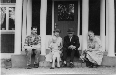 Sixten Falleskog med fru och arrendator 1967    
