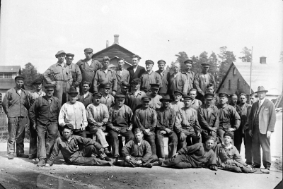 Storebro Personal vid Övre Bruket 1932. Nedre raden fr. v. Bengt Pettersson lärling, Erik Åberg lärling, Erik Andersson lärling, Knut Nilsson lärling, 2:a raden fr. v. Karl Melker Gustavsson montör, Axel Nyström filare, Karl Johan Flod filare, Karl Hellberg förman, filare, Emil Andersson borrare, Karl ( Kalle ) Karlsson gjuteriarbetare, Albin Johansson emballagesnickare, Sigurd Gustavsson svarvare, Henning Åberg svarvare, Hjalmar Gränts montör, Simon Danielsson gjuteriarbetare, ? Hellström ingenjör,  Arvid Ågren disponent, 3:e raden fr. v. Oskar Ryd smed, Henrik Ströberg svarvare, Georg Larsson lärling, Ernst Johansson fräsare, Otto Liljeblad svarvare, Tore Tidman montör, C.J. Jansson ugnsskötare, Hjalmar Hultgren modellsnickare, Axel Bottner svarvare, Lars Jacobsson slipare, 4:e raden fr. v. Olle Eckerland gjuteriarbetare, Oskar Hjort gjuteriarbetare, Hjalmar Karlsson svarvare, Gunnar Pettersson montör, ? Pettersson, V-by, målare, Ivar Gustavsson kontorist, ritare, Eric Wahlbom metallgjutare, Emil Nilsson borrare, Karl Åberg filare, Arvid Karlsson lagerförman, Arvid Nilsson arborrare,  Uppgiftslämnare Tage Molander