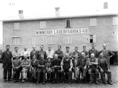 Wimmerby Läderfabrik 
Industripersonal.   1. Karlsson ( "Trumphult" )  2. Axel Karlsson ( "Sjöman" )  3. Adolfsson, Johan  4. Lundberg, Gillis  5. Lundberg, Folke  6. Erik Hermansson  7. Nilsson Helge  8. Lindgren  9. Harald Ohlsson  10. Carl-Erik Rosell  11. Y Dahlman  12. Thure Gustafsson  13. Berggren  14. Grönbäck, Oskar  15. Arvid Ekström  16. Blom, Helge  17. Karl Villy Johansson  18. Samulsson Algot  19. Lundin  20. Åke Fransson  21. Nilsson  22. Eriksson, 23. Ivar Carlsson