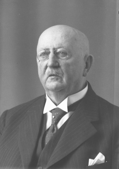 Per ERIK Viktor Ingeström
Bankdirektör, Stadskassör Vimmerby (även hobbykonstnär)
F. 25/2 1869
Son till Per Samuel THEODOR Ingeström (rektor Vimmerby) samt Fredrika Schmitterlöw
Flyttade till nybyggda villan Tuvelyckan ( Prästgårdsgatan 13) 1914
Gift m. Anna Maria "Mimmi" Karlsson 
F. 1878 10/4 i Järeda
Tillsammans barnen:
ANNA MARIA "Anne-Marie" Fredrika (förebild till Astrid Lindgrens Madicken)
F. 28/8 1907 i Norrköping
Lysning nr.28 1929, Flyttar till Kungsholmen Stockholm 22/8 1929
EVA Fanny Mathilda Helena
F. 25/2 1920 i Örebro
ur: 
Församlingsbok Vimmerby Stad 1912-20, s.642
Församlingsbok Vimmerby Stad 1920-32, s.777
faktainsamling Sven Kask, 2010-03-08





