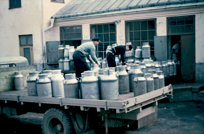 Gamla Mejeriet, män av/pålastning av mjölkkannor på lastbil vid mejeriet på Sevedegatan inne på gården mitt emot där Posten ligger år 2011.
Nya mejeriet "ovanför" Åbro byggdes 1961 Uppgift PRO´s bildcirkel


090406/KG