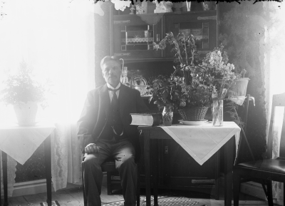 Man sittande vid bord.