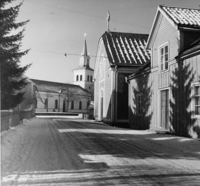 På 1920-talet bodde på nedre våningen till höger, Gustav Ferdinand Ax och hans hustru Karolina Vilhelmina född Johansson. Ägaren hette Palmér Senare sonen Agne Palmér, ägare av rör-och sanitetsfirma. Huset med kors på gaveln är Betelkapellet.