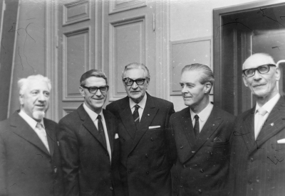 Byggnadsnämnden före 1970.  Från vänster 1. Nils Ståhl, möbelfabrikör, 2. Per Möller, mätningsman (målarna) 3. Rudolf Eklund, konsumföreståndare, 4. Rickard Karlsson, kamrer, 5. Robert Karlberg, civilingenjör.   