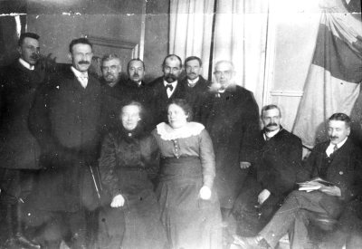 Från vänster stående:  1 C.A. Karlsson Charkuterist, Stadsfullmäktige,  2 Emil Andersson Snickare, 3 Karl Hartman Redaktör Nya Posten,  4 Larsson,  5 Oscar Wenström Kopparslagare, 6 Axel Almer Plåtslagare Rådman,  7 Ernst Österman Garvare. Sittande:  1 Anna Johansson gift med Sadelmakare Johansson  2 Ketty Ståhl gift med Fabrikör Axel Ståhl,  3 Oscar Johansson Sadelmakare,  4 Axel Ståhl Fabrikör.       .