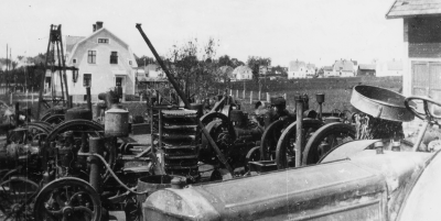 A.B. Beijers Motorfabriks ( "Fällan" ).  Huset till höger användes som bostadshus, blev sedan modellager på andra våningen, första våningen blev magasin och reperationsverkstad, revs på 1960-talet.          