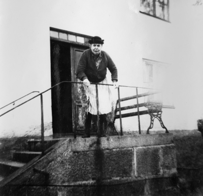 "Fru Ebba Gustavsson hushållerska Wimmerstedt 1960-talet. Trappan till Kyrkogårdsgatan 6 revs på 1960-talet."  Thorvald Eriksson.