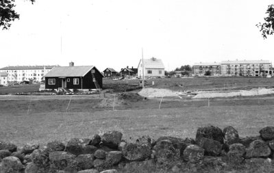 Utsikt från Gästgivarehagen 1940-talet. Till vänster Capellahusen. Till höger Vimarhem under byggnad. Lilla huset i mitten Elis Sandström bygger (det mörka).   T.E.