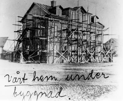 "Vårt hem under byggnad". Berggrens hus vid Norrtullsgatan, bygges. Jmfr vklba7640