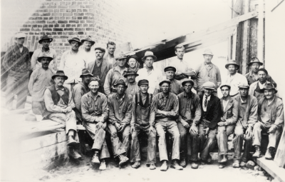 Bilden tagen när Vilhelm Wenström bygger Grand-Bion.Raden tängst upp till vänster  1. Murare Ivar Nilsson ( Stava )  2. Murare Erik Holst  3. Carl Stjernborg, Murare  4. Thor Melander, Murare  5. Verkm. Ledung  6. Ingmar Bornestam "Pinkel" ( Öst )  7. Karl Larsson  8. Tage Johansson, Rörmokare  9. Nils Johansson  ( Nisse på Nuset )  10. Helge Stjärna  11. Emil Åberg, snickare  12. Robert Hammarlund, Murare  13. Hubertus Lindgren, Grovarbetare  14. Ludvig Johansson, Snickare  15. Karl Karlsson, Sveaborg, Grovarbetare  16. Martin Karlsson, Cementarbetare  17. Axel Svensson, Nybble Cementarbetare  18. Hardy Dahlin, Elektriker  19. Axel Svensson, Grovarbetare  20. Martin Karlsson, Cementarbetare  21. Axel Karlsson, Grovarbetare, Sveaborg  22. Erik Andersson, Snickare  23. Einar Larsson, grovarbetare  24. Bosse Stjernborg, grovarbetare  25. Folke Nilsson, Elektriker  26. Hilding Eriksson, Snickare  27. Valfrid Karlsson, Diversearbetare  28. Edvard Larsson, grovarbetare.           