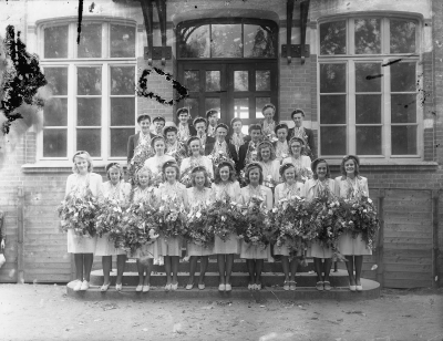 Realskolan Vimmerby
Bland studenterna: Evert Andersson Örsåsa, Per Åke Harrysson Älmeklo ( chef på Stoickholmsbanken ), Majvor Lindh - Uhrström, Birgit Karlberg, Ann - Marie Ek, Ebba Sevegran - Djurstedt, Gertrud Ax gift med Lasse Ståhl, Lisette?, Lennart Olsson Södra Vi, Ann Greta Andersson Örsåsa, Ulf Beijer, Anna Lisa Nilsson Djursdala, Birger Svensson Kvavhult, Kurt Olsson, Sture Karlsson Södra Vi / Newport USA, Inger Johansson Kölefors, ? Beijer