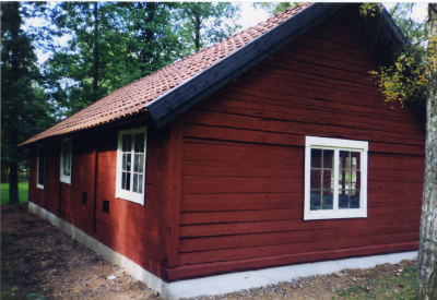 Återuppbyggnaden av smedjan pågår 
Smedjan klar utvändigt hösten 1995