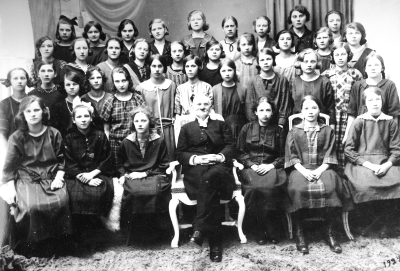1  2 Elsa Dahlin gift Lindström 3 Margit Carlsson 4 Lizzie Larsson g. Ringstad 5 Greta Enstam [---] 6 Margit Stenberg 7 Vera Ekberg, Sömmerska 8 Elna  Källhagen 9 Maj f. Olsson Köhler 10 Tyra Dahl, Vimmerby 11 Svea Lundgren f. Olsson 12 Greta Holm 13 Lilly Fransson 14 Astrid Ståhl 15 Dagmar Johansson 16 Agnes Tambour 17 Edit Lundgren Vimmerby  18 Ingrid Andersson, Sjöhagen 19 Elvira Persson f. Jansson Källvik 20 Svea Elg, f. Anderson 21  22 Anna Erikson Åbro 23 Britta Karlsson Alhogen Vimmerby 24 Anette Johansson 25 Lisa Thunberg gift Liljegren 26 Edit Karlsson 27 Inga Lindström 28 Dagmar Andersson, Stjärnevik Vimmerby 29 Ellen Landholm Vimmerby 30  31 Ester Fransson, USA. 32 Britta Blom f. Ang. Nilsson 33 Tyra Dalh 34 Liljegren Getrud 35 Prosten Höglander 36 Johansson 37 Larsson     T.E.