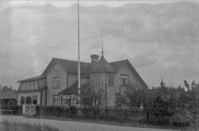 Affärs och bostadsfastigheten Toresborg vid det nedre bruket i Storebro. Huset byggdes av byggmästare Karl Johan Emil Nilsson 1912. 