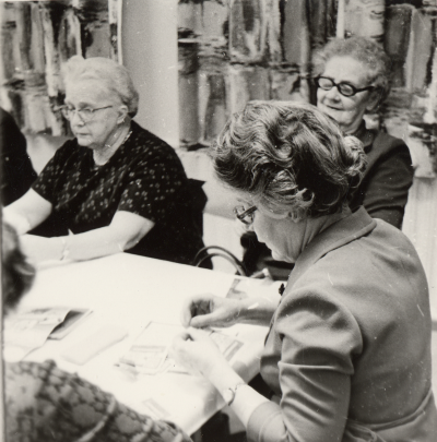 Föreningar Från höger Elsie Eriksson, okänd, Agda Kempe      