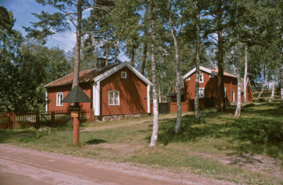 Gästgivarehagen 
Hembygdsgården
Klockaregården t h förstördes i en brand 2005

090520/KG
