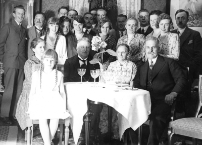 1. Axel Lilja, Kontorist  2. Ljideon Weiler, lärare, Tuna,  4. Stig Weiler Göteborg  5. Olle Weiler, Götebor 8. Holm, bagare ( "Tjolet" )  10. Dan Johansson,  frisör Vimmerby  12. Valter Stockius, kontorist  13. Signe Olson , Karsnäs  14. Helge Norman, rörmokare Vimmerby  16. Elin Lilja, 18. Wendela Weiler, född Olson, Karsnäs  20. Karl Olson, Karsnäs.  