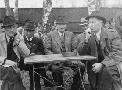 Folkets Park Vimmerby, från vänster  Karl-Erik Rosell, elektriker, 2. Nial Johansson, grovarbetare, 3. Gunnar Persson, ölkörare,  Vimmerby ,  4. Douglas Wistrand, hälsovårdspolis.   