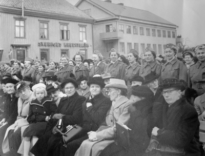  Andra raden från vänster. 3. Signe Jansson, 4. Svea Karlsson,  6. Margit Berg, 7. Ruth Bjerring, 8. Fru Nilsson, Långbrössle, 9. Alice Karlsson,  11. Maj Westerberg fru, 12. Margit Karlsson fru, 13. Inez Jönsson - Norden fru, 14. Britta Bälter fröken, 15. Ingrid Karlsson fru, 16. Elsa Carlsson fru, 19. Ellen Borgstrand fru 21.Ester Pettersson,  23. Tekla Lindström fröken, 26.  Göta Tisell,  27. Elsa Larsson - Berglund Frödinge, 28 Enok Andersson lantbrukare Målen.   