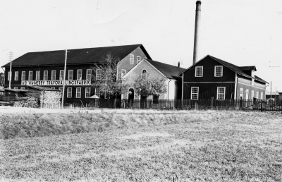Vimmerby Träförädlingsfabrik Hallbergs, byggdes 1902. Årtalet ska troligen istället vara tidigast 1907
