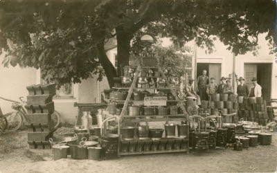 Oscar Wenströms Kopparslageri   1 Josef Wenström Kopparslagare  2 "Korpen" Pettersson, gesäll  3 "lärpojk"  4 Einar Larsson Stadsmontör  5 Helge Fransson 6 Gustav Strömdahl Elektriker  7 Oscar Wenström Kopparslagare.    T.E. 