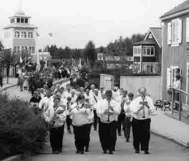 Nationaldagsfirande i Astrid Lindgrens värld. Under ett antal år var firandet förlagt till Törnrosdalen i parken. Sevede musikkår / Vimmerby musikkår stod för musiken. Längst fram från vänster Kristin Grundström, Eva Henriksson, Jan Henriksson och Per-Olof Ohlsson. 