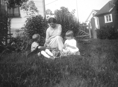 "Maddi, Henrik och Emy ( barnsköterska ) Kisa"   Nordströms