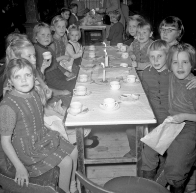 Filadelfiaförsamlingen
1:e från vänster Wailet ( Nilsson ? )
3:e från vänster Maj Axelsson 
3 o 4 från höger tvillingarna Eva och Lena Kerrman

Dok.101130/KG