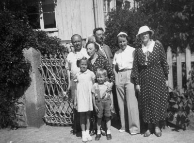 Gustaf-Adolf Wahlberg, Sigrid Wahlberg med barnen Jane och Hans-Göran,
Erik Wahlberg, Gretel Wahlberg, Ingrid  Forssell
Borgmästargården midsommar 1937

Dok.090701/SJ