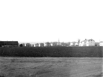 Staden sedd från öster. Kampens ladugård till vänster.   T.E.