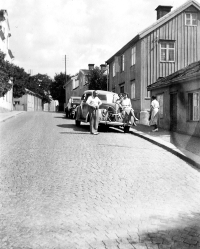 Storgatan 3 ,Wahlberg. G.A.W. och Gretel samt Elisabet omedelbart före avresa till Paris, Juli 1939. Sigrid vänder ryggen mot kameran.
