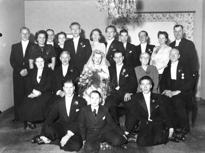 1. (Eksjö)  2. (Eksjö)  3. Bengt Carlsson, kamrer  4. Ingrid Carlsson  5. Anders Ekberg, glasmästare  6. Greta Ekberg, sömmerska  7. Erling Stockholm  8. (Eksjö)  9. Enold Ekberg, journalist  10. Fru Andrae  11. Anders Andrae, kyrkoherde ( 1902-61 )  12.( Eksjö)  13 (Eksjö)  14. Karin Hagström  15. Carl Hagström  16. Fru Augusta Ekberg  17. Claes Ekberg, skräddare ( 1872-59 ).  18. (Eksjö)  19. ( Eksjö)  20. Lennart Ekberg.      