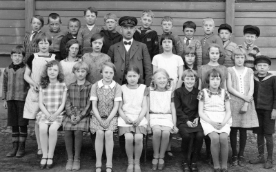 Vimmerby folkskola. Översta raden från vänster, 1.  2. Gösta Karle, 3. Sven Karlsson, 4. Ingvar Karlsson, 5. Holger, 6. Ebbe Ängqvist rektor, 7.Gösta Ohlsson, 8. Lennart Ekberg, 9. Gösta Eriksson, 10. Lage, 11. Bengt Vetterström, 12. Pelle Bälter Ohlsson. Mellersta raden från vänster, 13. Putte Svensson, 14.  15. Ingjärd Johansson, 16. Märta, 17. Rut Johansson, 18. Maj Ekman, 19. Lissie Svensson, 20. Daga Palmgren - Liljeblad, 21. Arne, 22. AnnaLisa Karlsson "Leijon", 23. Ingrid Pettersson, 24. Karin Samuelsson, 25. Elsa Öst, 26. Maj Olsson Tuvesson, 27. Ingrid Karlsson, 28. Dagny Andersson Forsberg.   